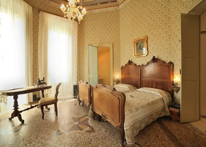ゲストハウス Residenza D'epoca Regina D'arborea 4*